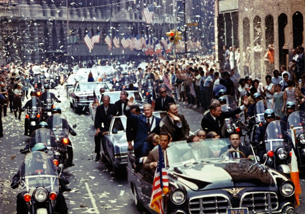 Apollo_11_ticker_tape_parade_1